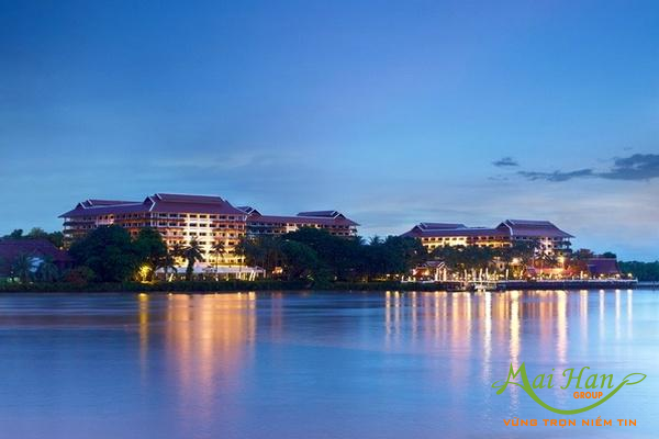 Anantara nằm sát con sông thanh bình 