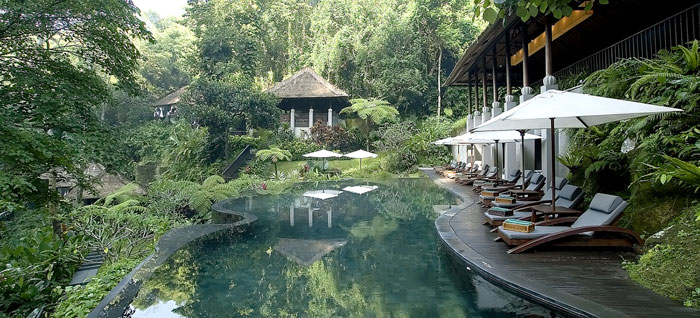 Sân chính của biệt thự hồ bơi Khach-san-va-spa-maya-ubud