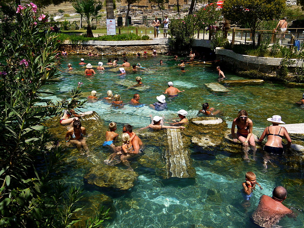 Vẻ đẹp lỗng lấy của khu Spa thiên nhiên khổng lồ Suối nước khoáng