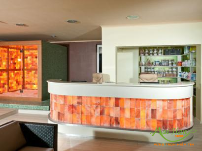 quầy tiếp tân và phòng xông hơi của một spa Đá muối Himalaya trong thiết kế nội thất