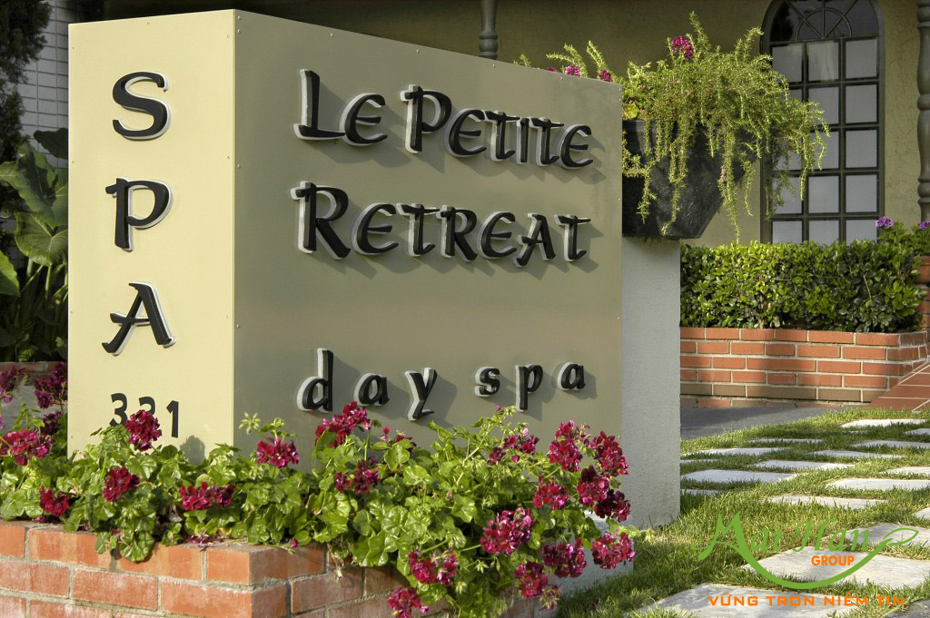 Tính toán vị trí lắp đặt bảng hiệu 