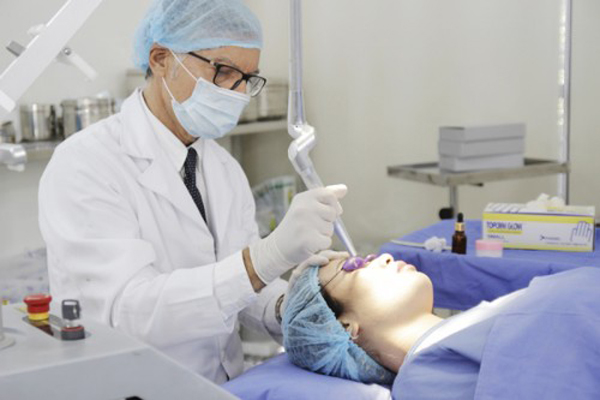 Cách xóa vết sẹo lâu năm một cách an toàn bằng ánh sáng vi điểm 3D