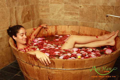 Tận hưởng phút giây thư giãn tuyệt vời với bồn tắm thảo dược mang lại hiệu quả thiết thực bất ngờ