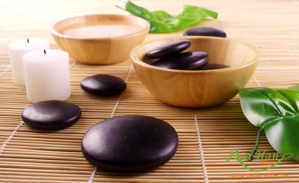 Thư giãn toàn thân với massage đá nóng