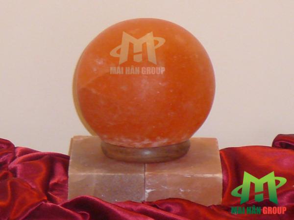Đèn đá muối phong thủy hình cầu phù hợp đặt trên bàn làm việc, bàn thu ngân, quầy lễ tân,...