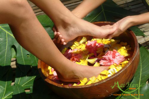 Lợi ích ngâm chân thảo dược bằng bồn ngâm chân gỗ: Thư giãn, giảm bệnh tật