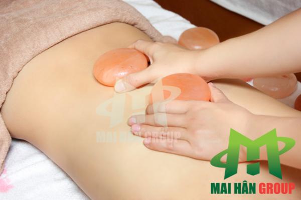 Massage đá muối Himalaya giúp phục hồi nhanh chóng sức khỏe phụ nữ sau sinh