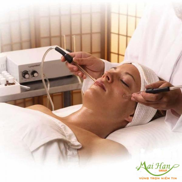 Dịch vụ spa trị mụn hiệu quả với máy ánh sáng sinh học