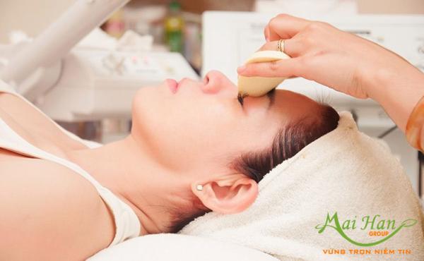 Dịch vụ spa trị mụn hiệu quả với máy ánh sáng sinh học mang đến làn da mịn màng cho chị em Dịch vụ spa trị mụn hiệu quả với máy ánh sáng sinh học mang đến làn da mịn màng cho chị em