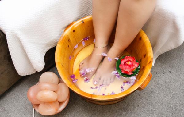 Ngâm châm với đá muối Himalaya