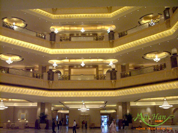 Khách sạn Emirates Palce 