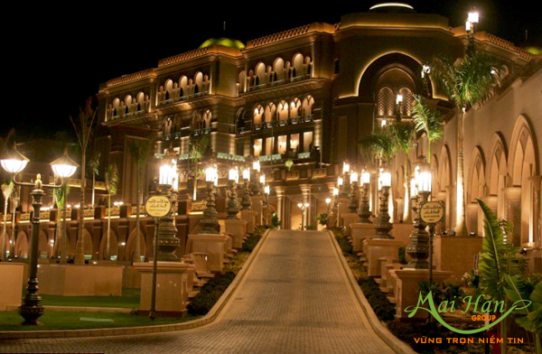 Lối vào khách sạn cực kỳ khang trang và ấn tượng. Khách sạn Emirates Palace