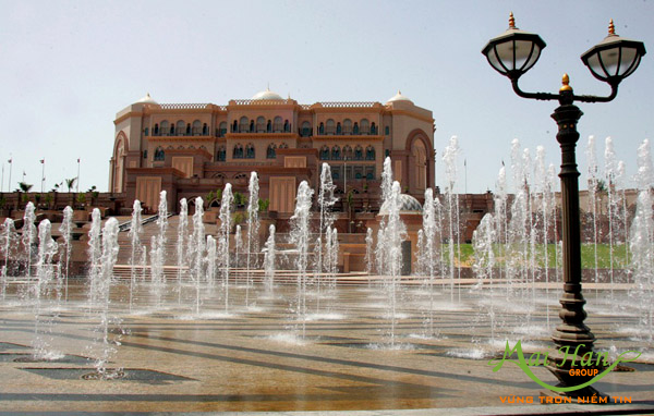 Rất nhiều các đài phun nước được trang trí khắp vườn cây và lối vào khách sạn. khách sạn Emirates Palace