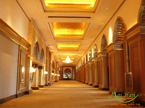 Lối đi trong khách sạn với một màu vàng óng ánh đầy mê hoặc. Khách sạn Emirates Palace
