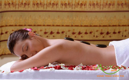 Massage bằng đá nóng