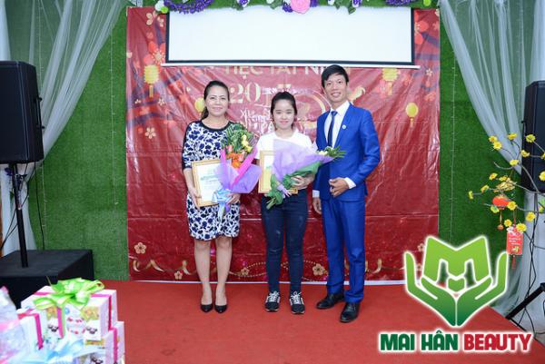 Vinh danh 2 nhân viên xuất sắc của năm 2016