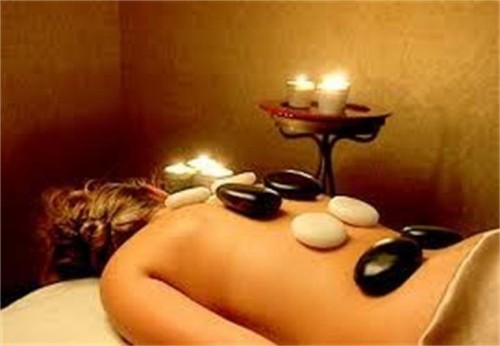 Massage kết hợp đá nóng với đá lạnh Massage kết hợp đá nóng với đá lạnh
