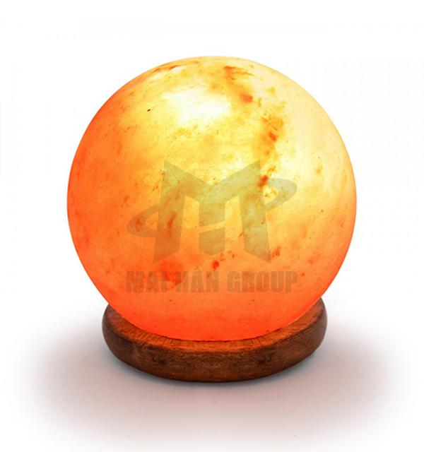 Đèn đá muối phong thủy hình cầu phân phối bởi Mai Hân Group