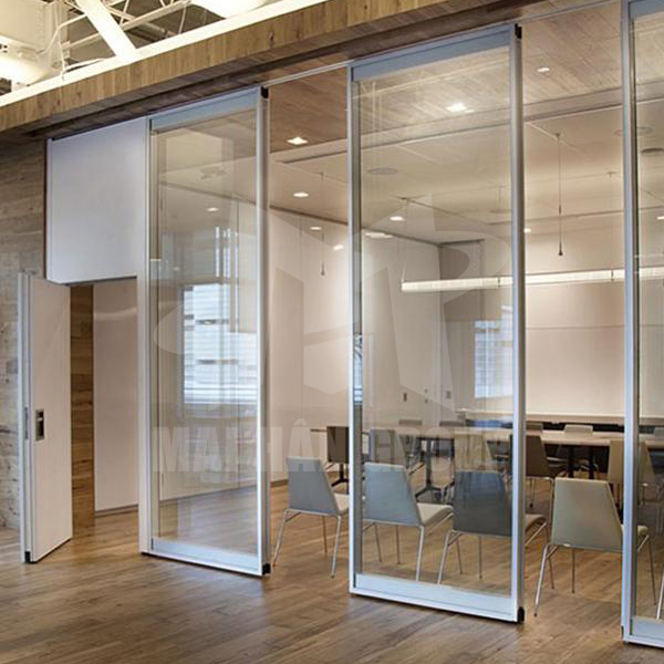 Một phòng họp/ học được sử dụng bằng vách ngăn kính