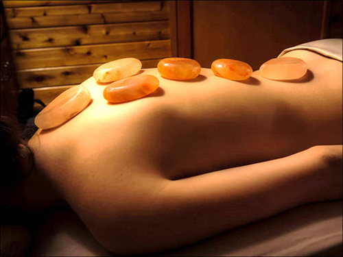 Massage bằng đá muối mang lại những lợi ích gì: sức khỏe và làm đẹp