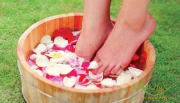 Lợi ích ngâm chân thảo dược bằng bồn ngâm chân gỗ