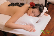 Chữa bệnh bằng đá nóng massage Chữa bệnh bằng đá nóng massage
